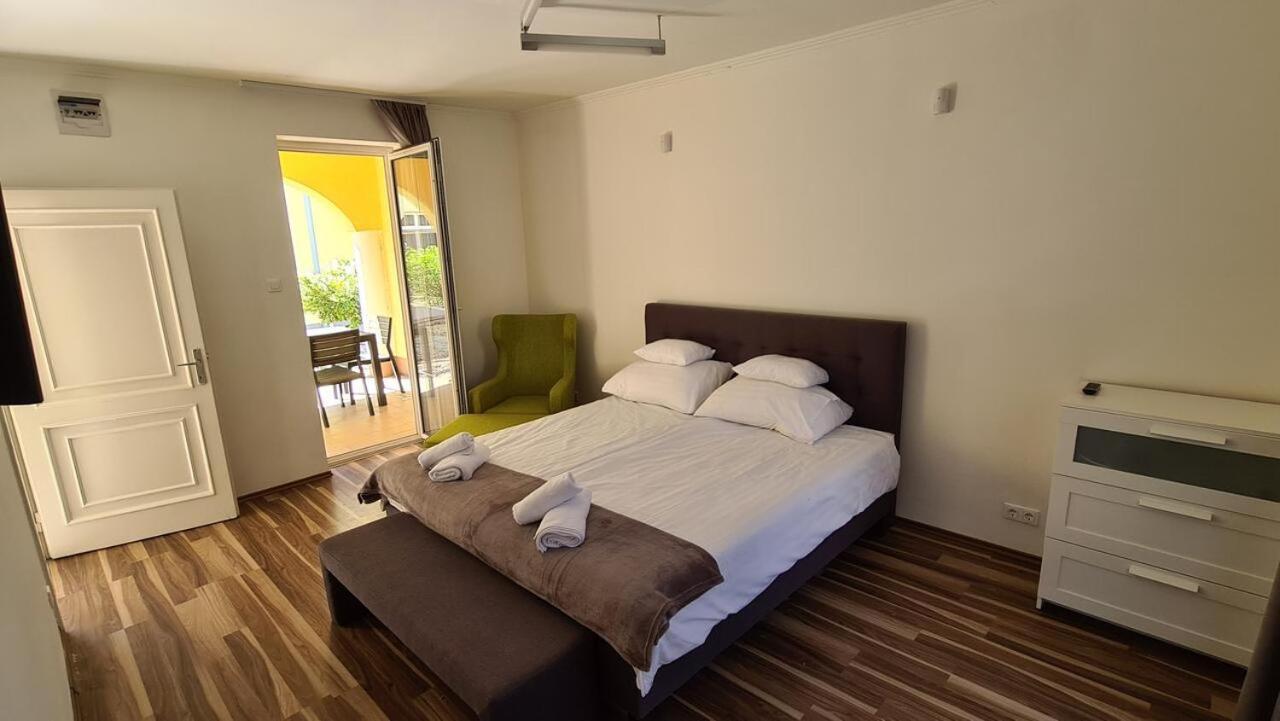 Mediterran Apartman With Pool Siofok Dış mekan fotoğraf